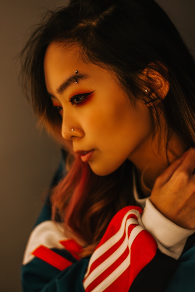 jeune femme asiatique avec des piercings sur le visage