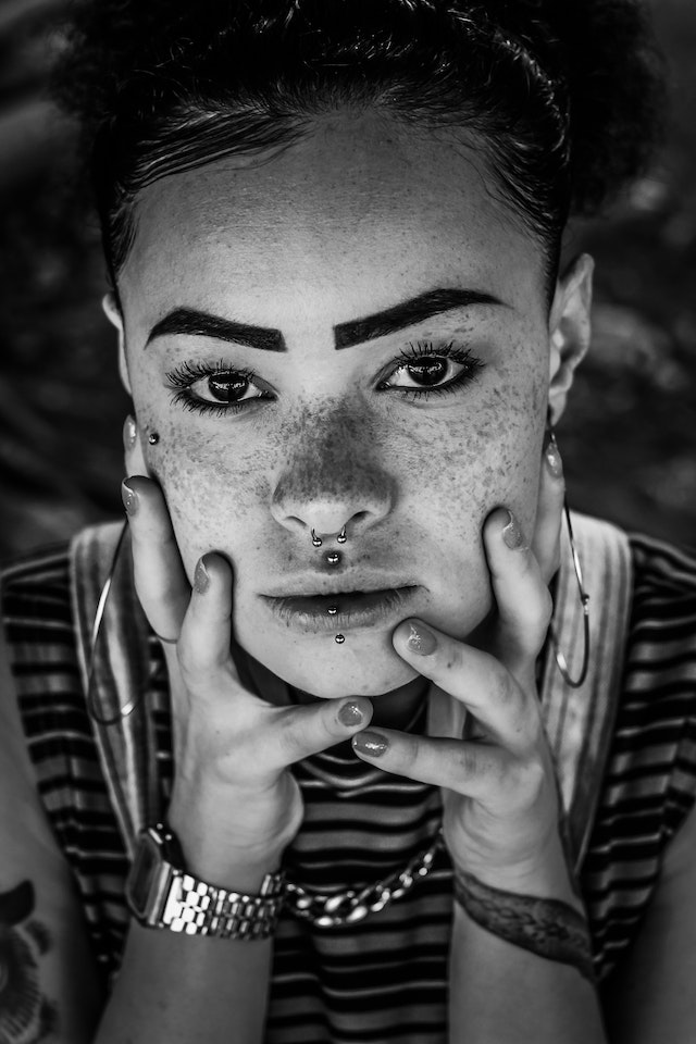 jeune femme avec des piercings sur le visage